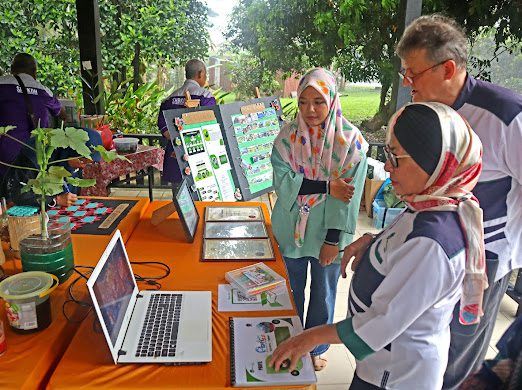 Halimah (right) and GEC director Faizal Parish visiting Sungai Terap RT’s exhibition booth.