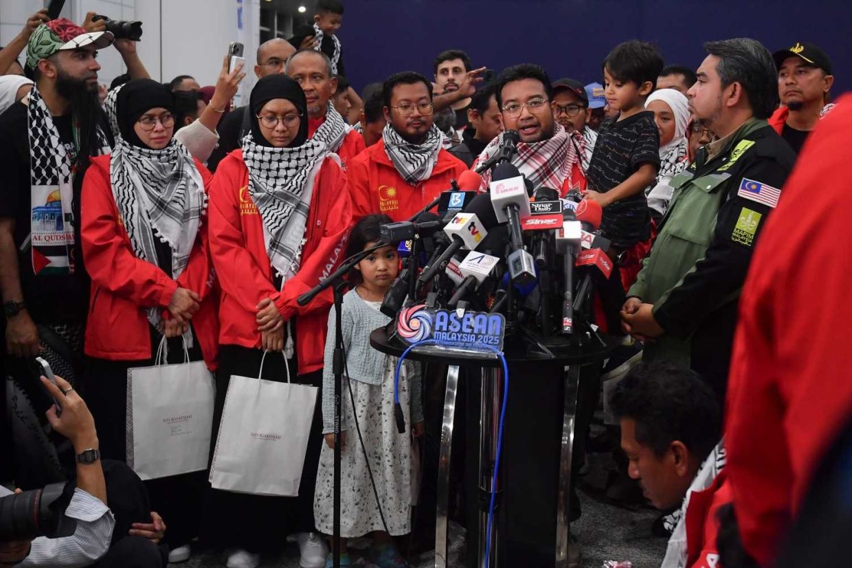 Returning 23 GSF volunteers get new phones 1 3559895