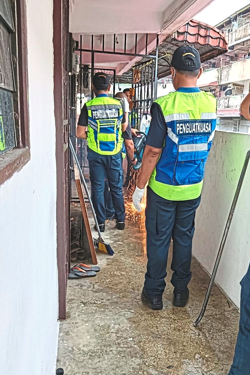 MBIP officers dismantling metal grilles after Taman Ungku Tun Aminah Flats Blocks 19 and 20 residents ignored the notices issued earlier this year.
