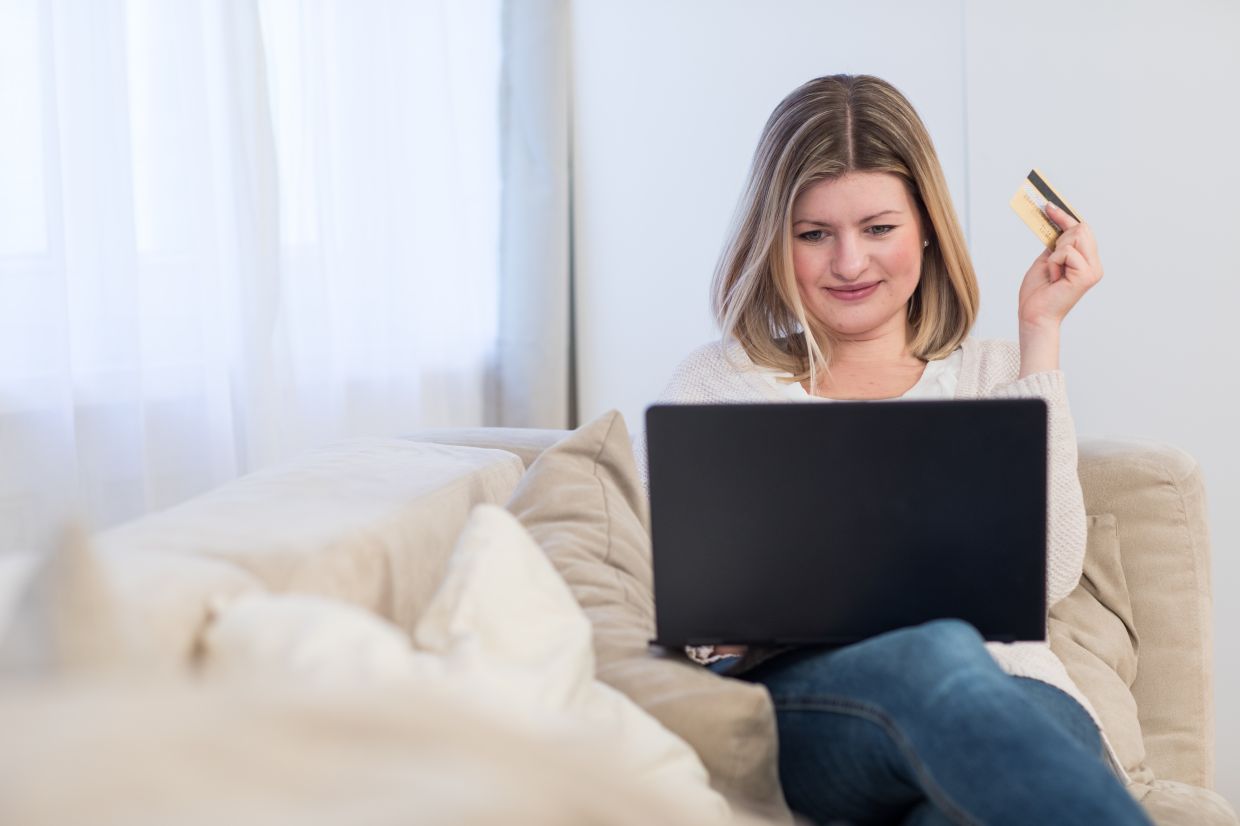 Slashing impulse buys can give you more than a savings boost. – Photo: Christin Klose/dpa