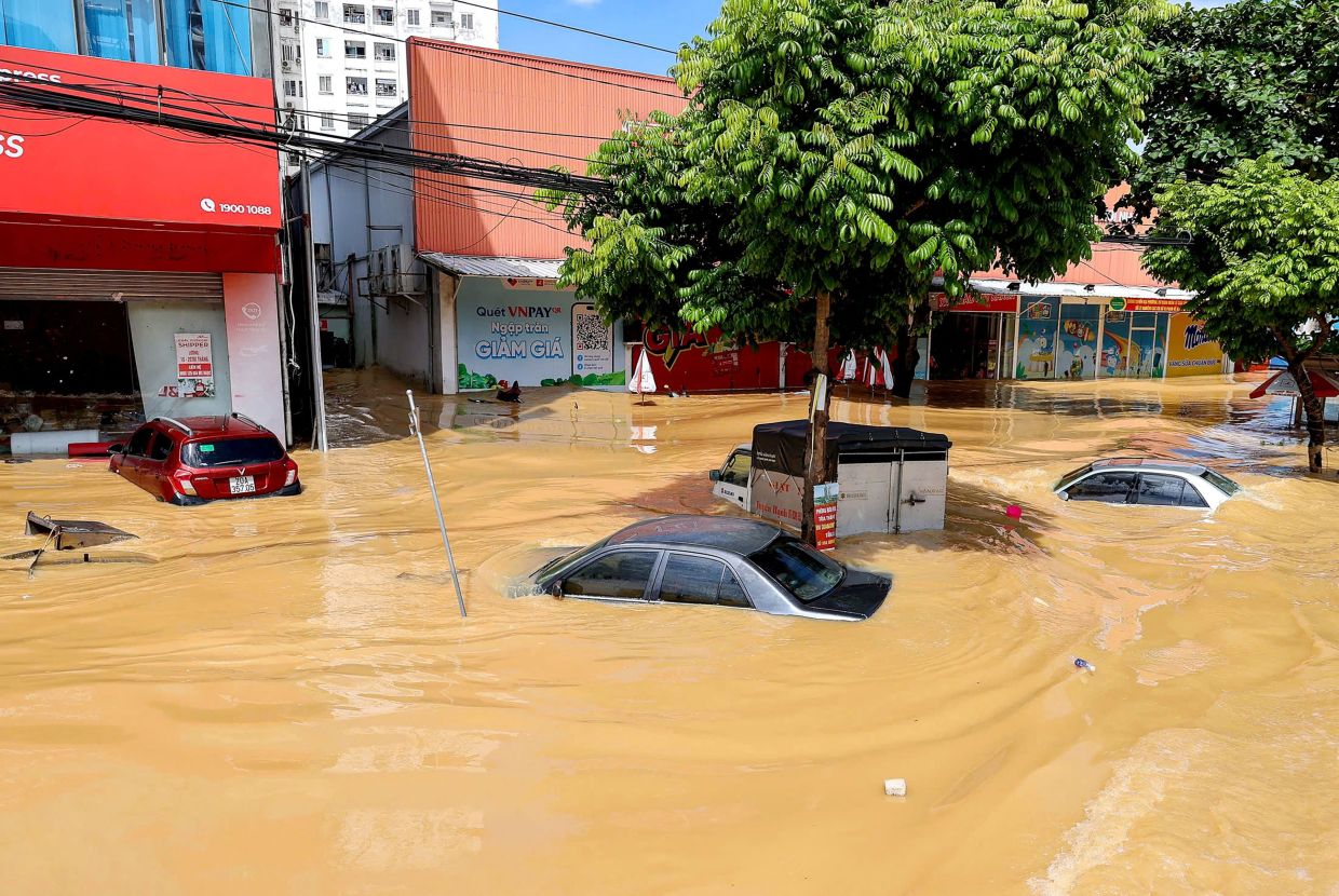 Cars are submerged in flood waters after heavy rains caused by Typhoon Matmo in Thai Nguyen city on October 8, 2025. Record floods submerged streets in several communities in Vietnam on October 8, with at least eight people killed this week, the government said. - Photo: AFP