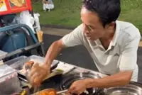 'Chicken steak brother' turns small city Jingdezhen into an instant hit