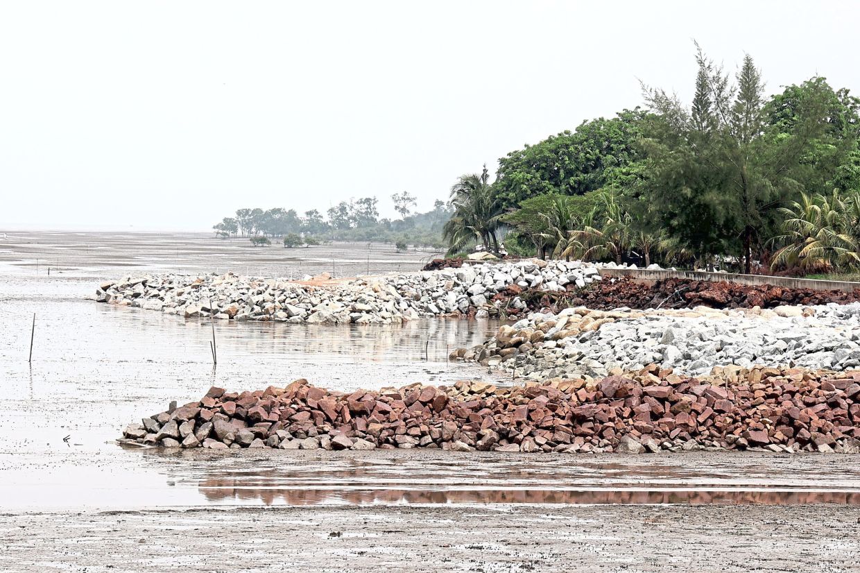 DID is planning to build a wall to mitigate flooding in Pantai Cunang.