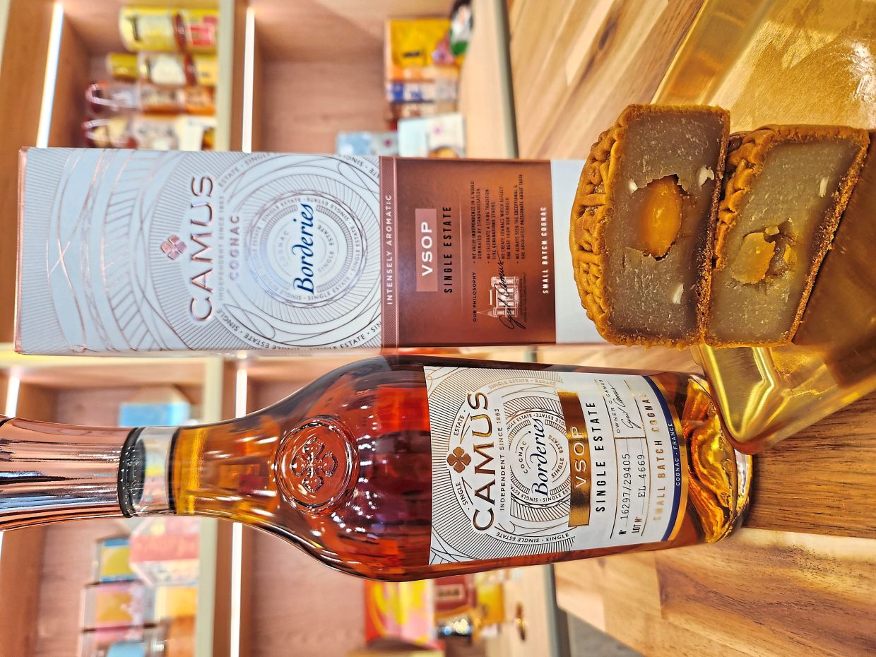 Camus VSOP Borderies can pair with traditional mooncakes like the White lotus double yolk mooncake.