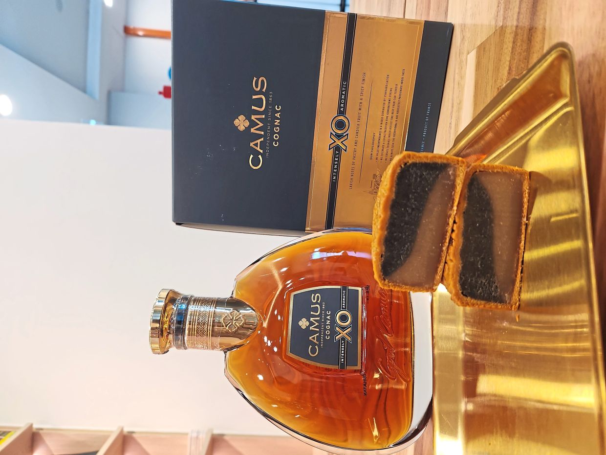 Black Sesame White Lotus mooncake paired with Camus XO Intensely Aromatic.(Left) Camus VSOP Borderies goes well with traditional mooncakes like white lotus double yolk.