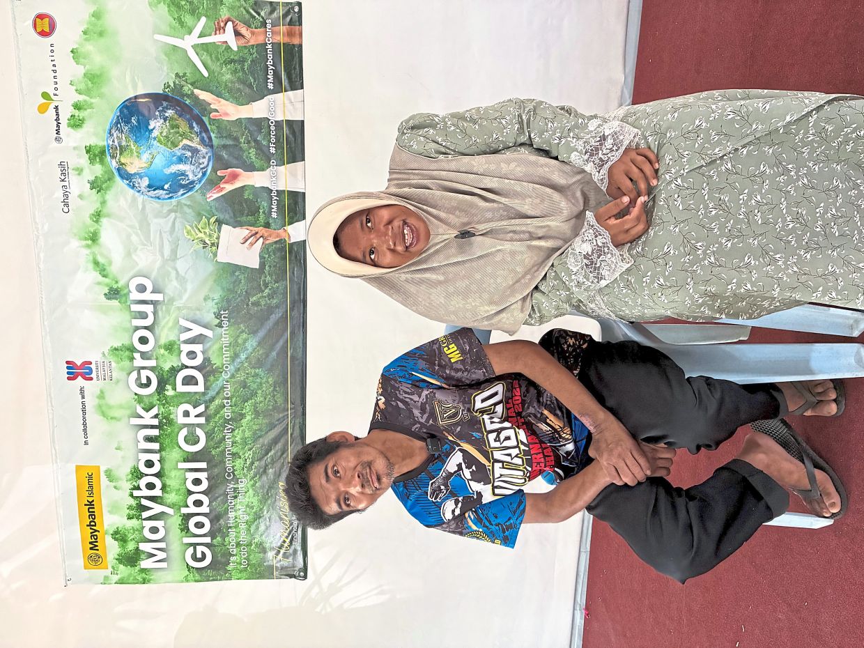 Proka residents Mohammed Farizhol and his wife during a sharing session at the event in Kelantan.