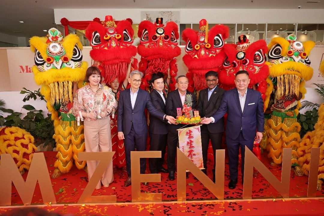 L-R: FLP Realty’s Founder and CEO, Fallon Loo; Mah Sing’s Executive Director, Dato’ Steven Ng Poh Seng; Mah Sing’s Group Chief Executive Officer & Executive Director, Datuk Voon Tin Yow; Mah Sing’s Founder and Group Managing Director, Tan Sri Leong Hoy Kum; Sundarajoo and Mah Sing’s Chief Executive Officer, Property Subsidiaries, Yeoh Chee Beng