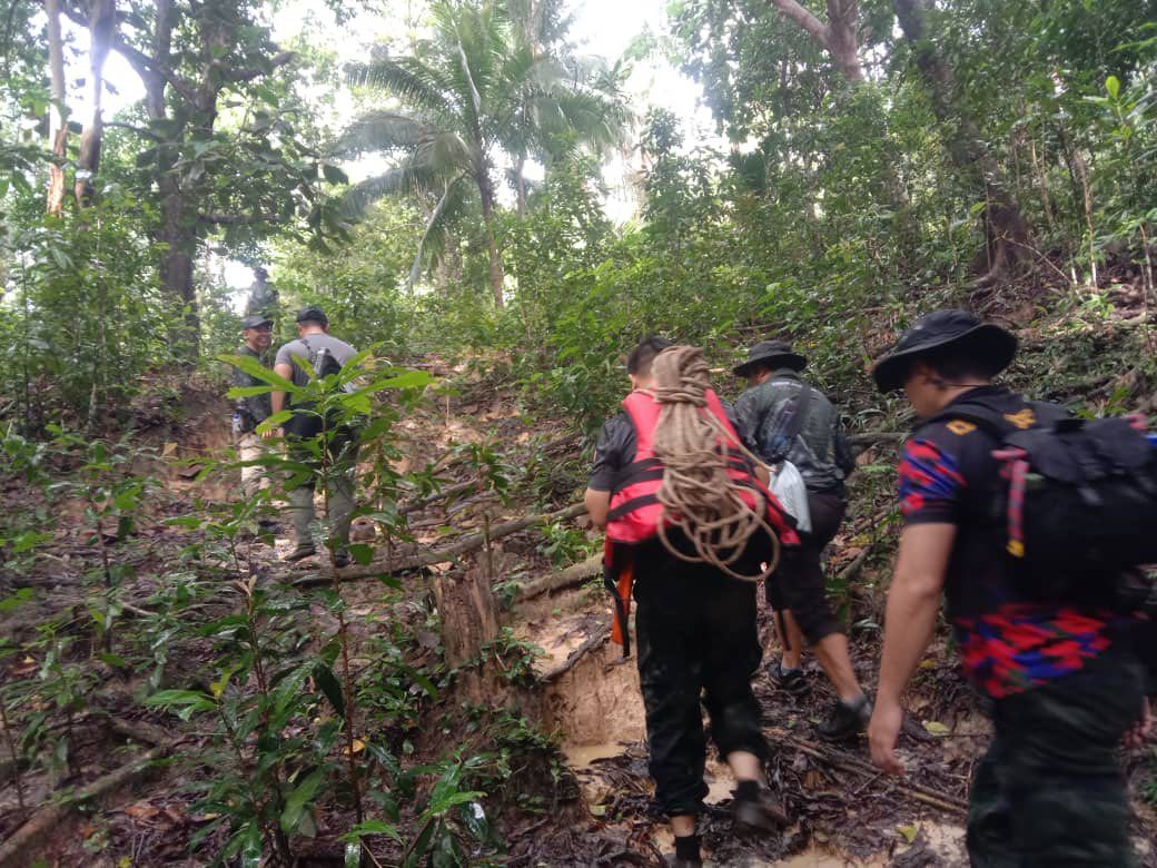Search and rescuers trekking the island to search for the missing victims.