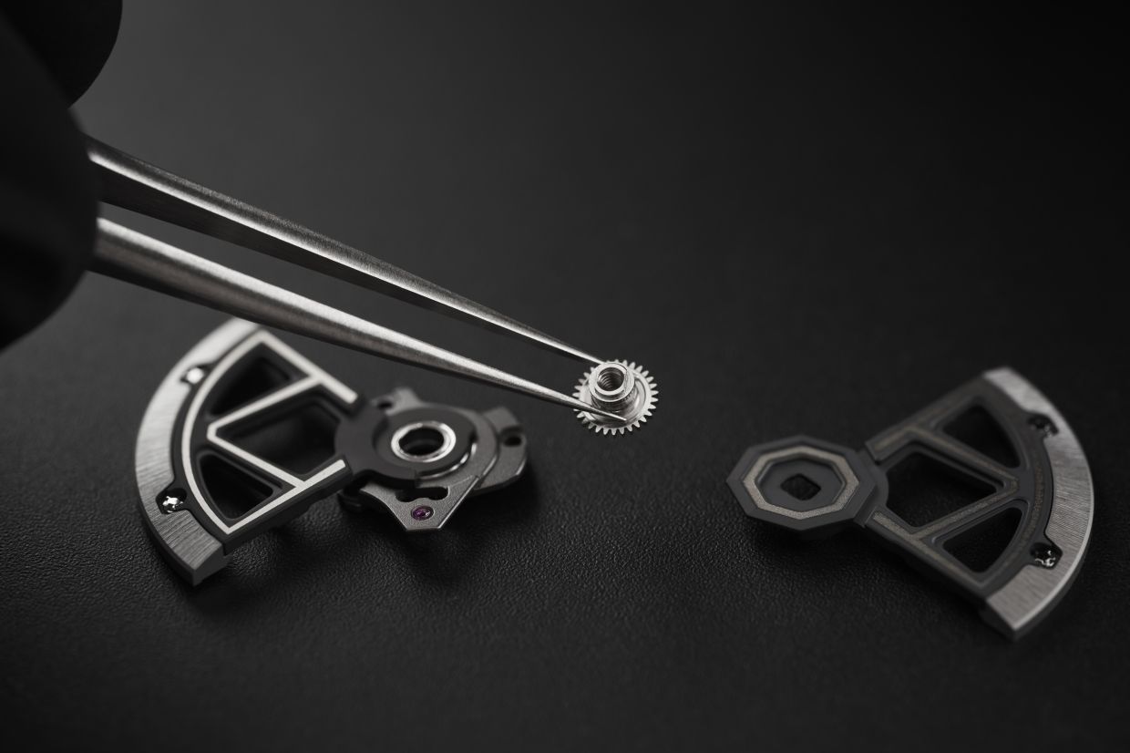 After three years of development, the butterfly rotor allows the watch to be actively controlled by its owner.