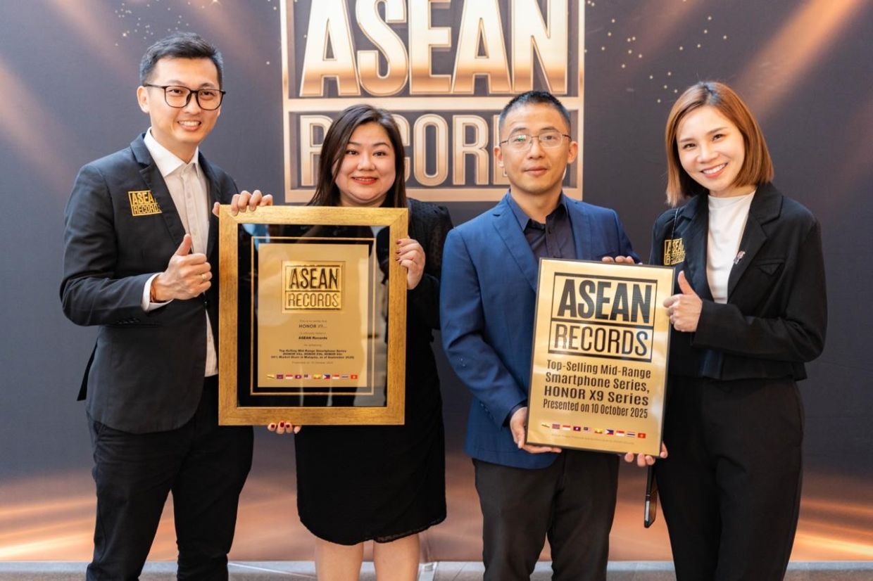 HONOR Malaysia channel sales director Tan Pei Ling (second from left)) and marketing director Yu Peng (third from left) posing with the certification from Asean Records, recognising HONOR’s X9 Series achievement as the “Top-Selling Mid-Range Smartphone”. They received it from Koh (left) and Ooi during a special ceremony today.