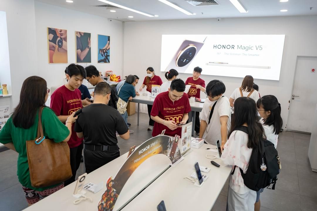 Customers creating a buzz at the HONOR store while exploring the latest HONOR X9d 5G.