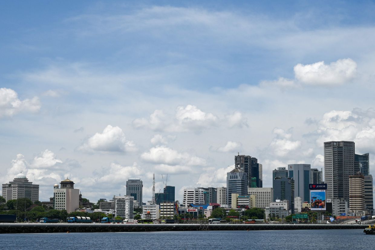 Vehicles (left) travel across the causeway link from Malaysia's Southern state of Johor to Woodlands immigration checkpoint in Singapore on Friday, October 10, 2025. -- Photo by Roslan RAHMAN / AFP