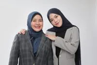 Mandarin-speaking Malay mother-daughter: Learning more languages promotes unity