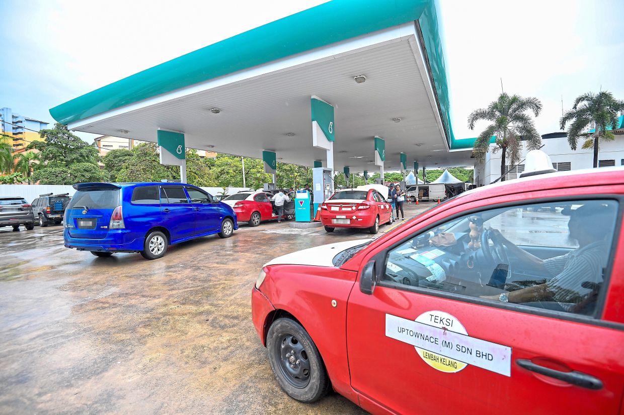 The public can contribute to PETRONAS’ food bank programme through the Setel app and website.