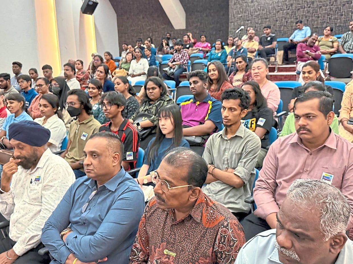 The students and parents at the event in Komtar.