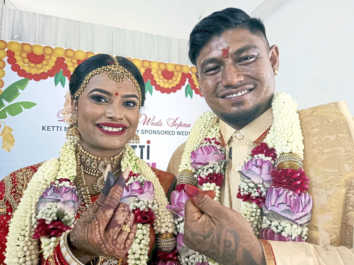 Couples say ‘I do’ on perfect date | The Star