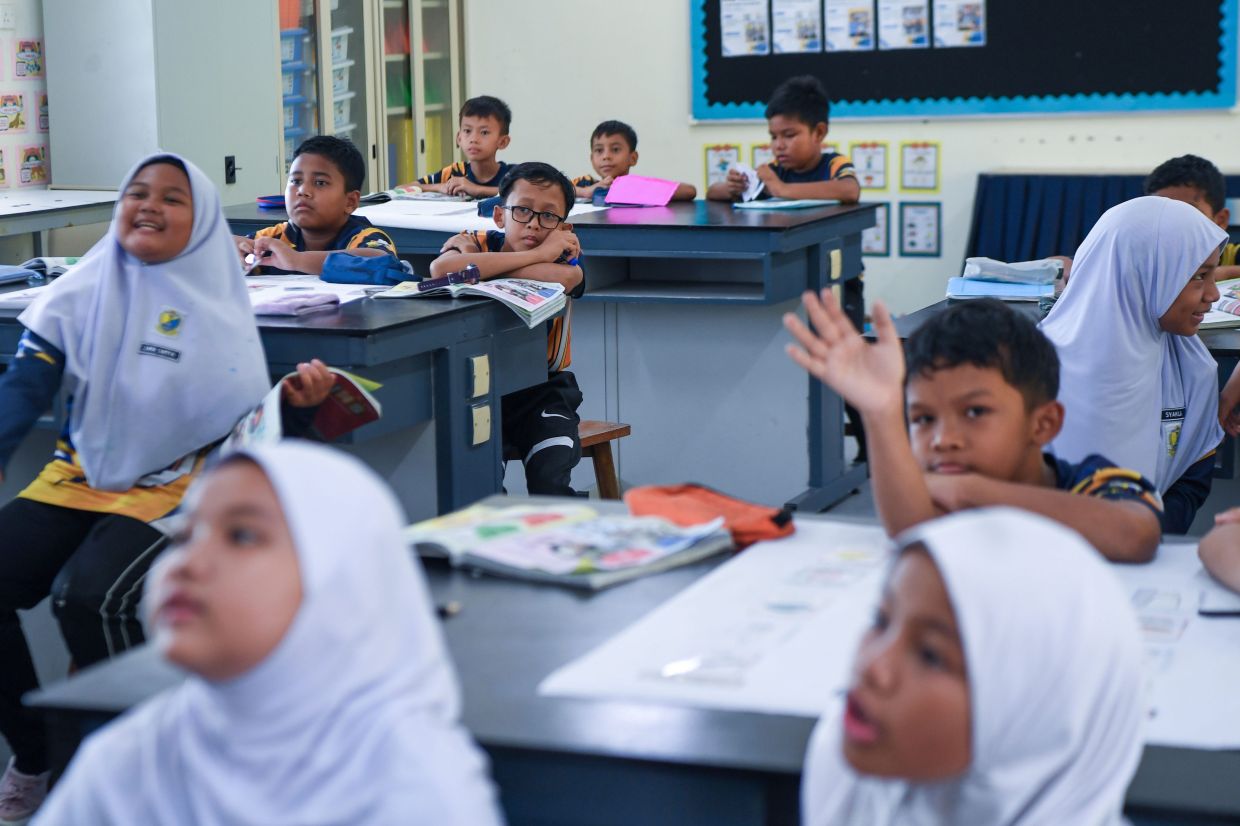 Schools told to use face masks to curb spread of influenza