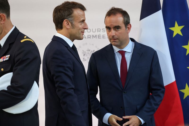 Sebastien Lecornu se kot 'vojniški menih' pripravlja na proračunski boj v Franciji