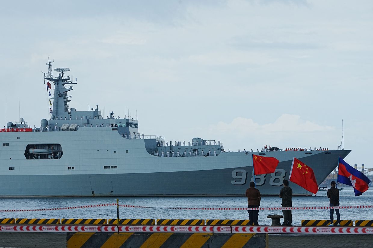 Chinese warship Yi Menhshan arrives at a commercial port in Sihanoukville, southern Cambodia. -- AP Photo/Heng Sinith