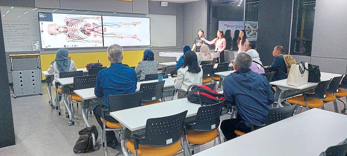 Experiencing a virtual reality anatomy demonstration at Eulji University Seongnam Campus