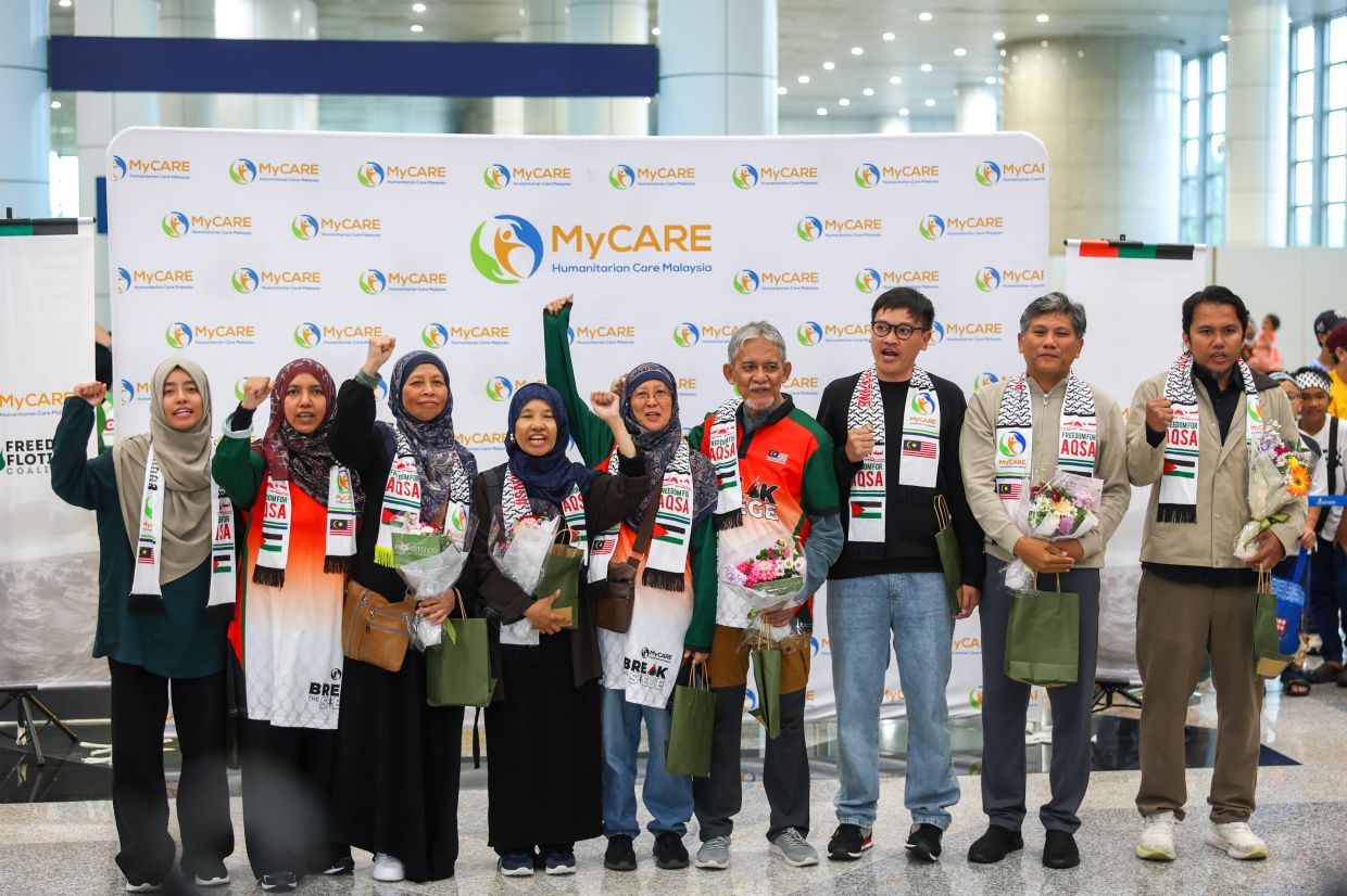 Nine Malaysians freed by Israelis get new phones, courtesy of PM 1 3566836