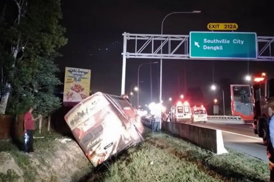 One Malaysian killed, five Singaporeans injured after express bus crashes ...