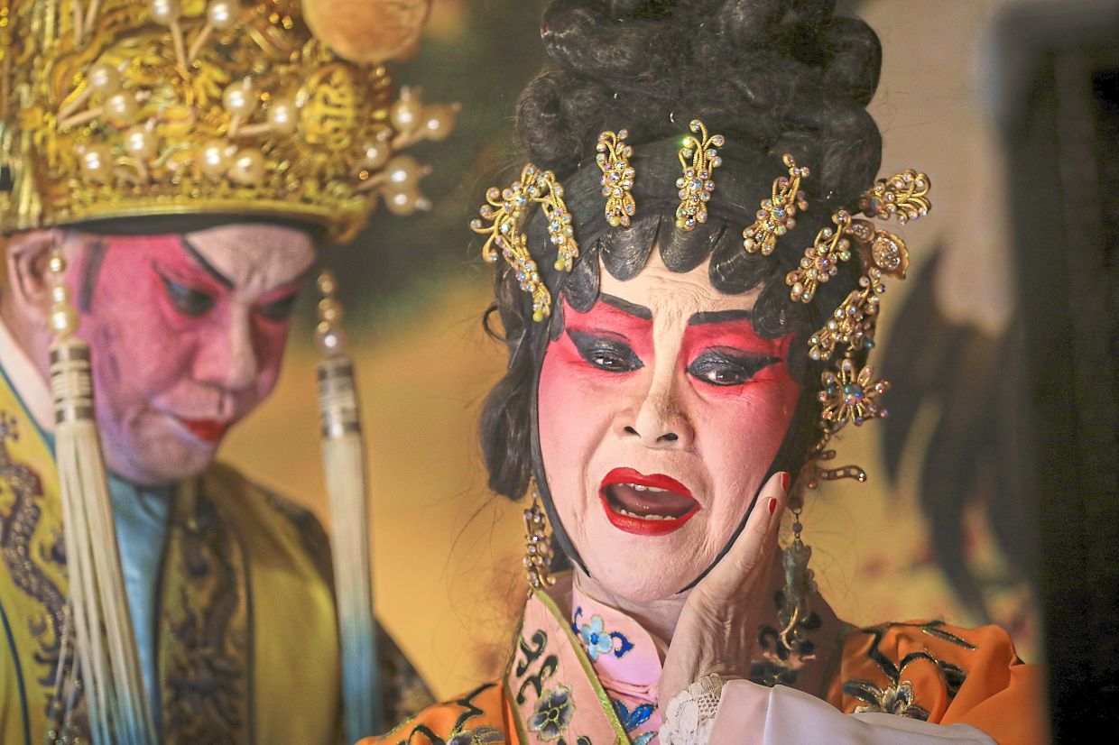 Backstage scenes showing a troupe member preparing for the headpiece.