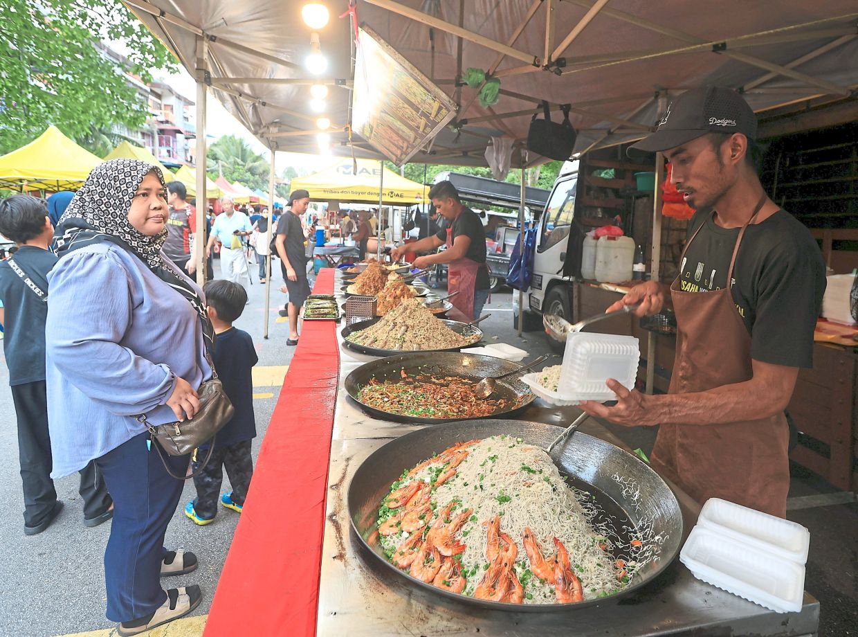 A new mobile licensing system will allow night market traders like these in Section 17, Petaling Jaya, to move around to other sites in the state. — Filepic