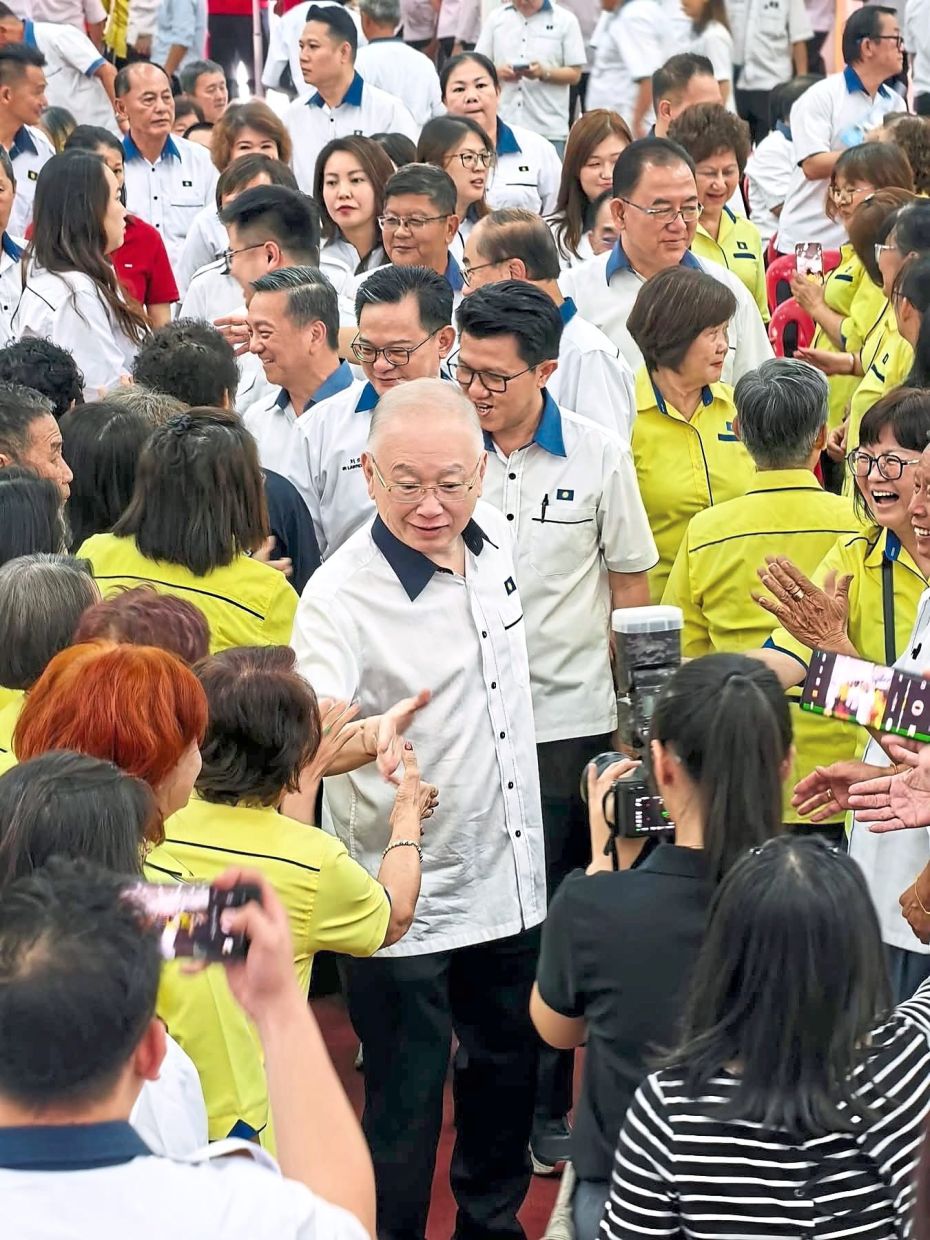 Exchanging greetings: Dr Wee, flanked by MCA central committee members, greeting delegates at the Pahang MCA Convention 2025.