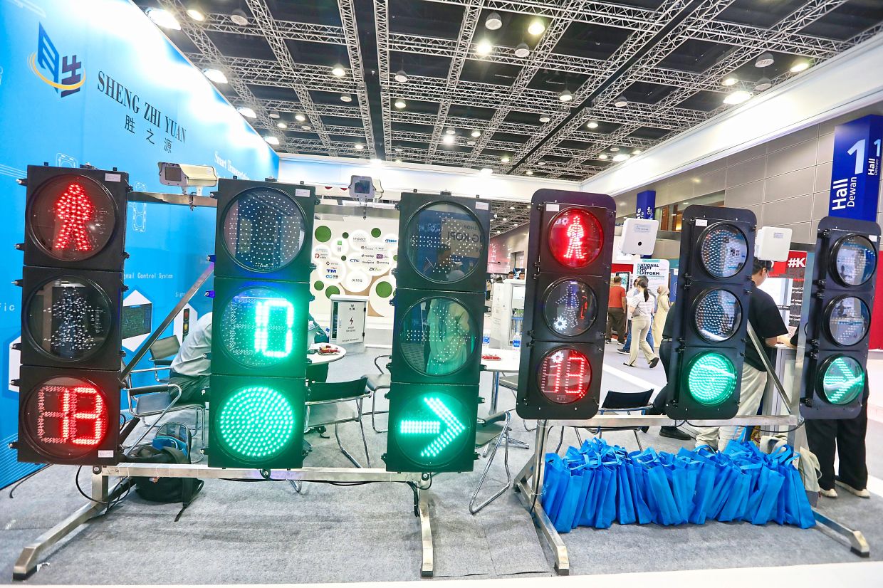 The evolution of smart cities: Malaysia's digital twin initiatives for a sustainable future 4 Smart traffic lights are equipped with cameras for roadway monitoring. — Photos: LOW LAY PHON/The Star