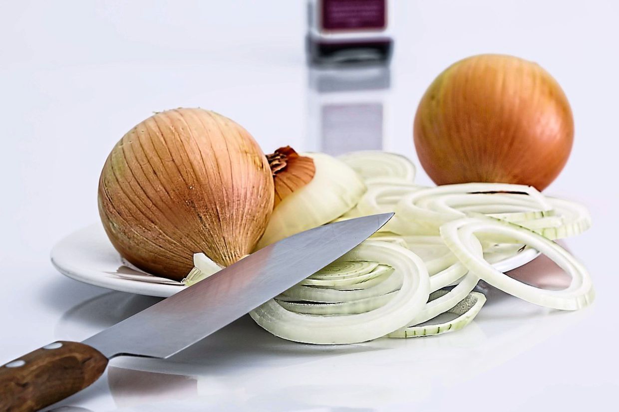 Cutting onions the right way can make them taste better, according to a chef. — Photos: Pixabay 