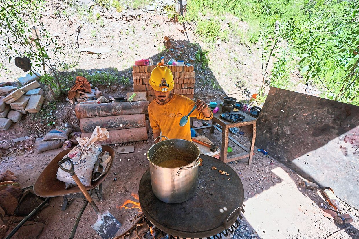 A miner heats food right next to the furnace where mercury is cooked.