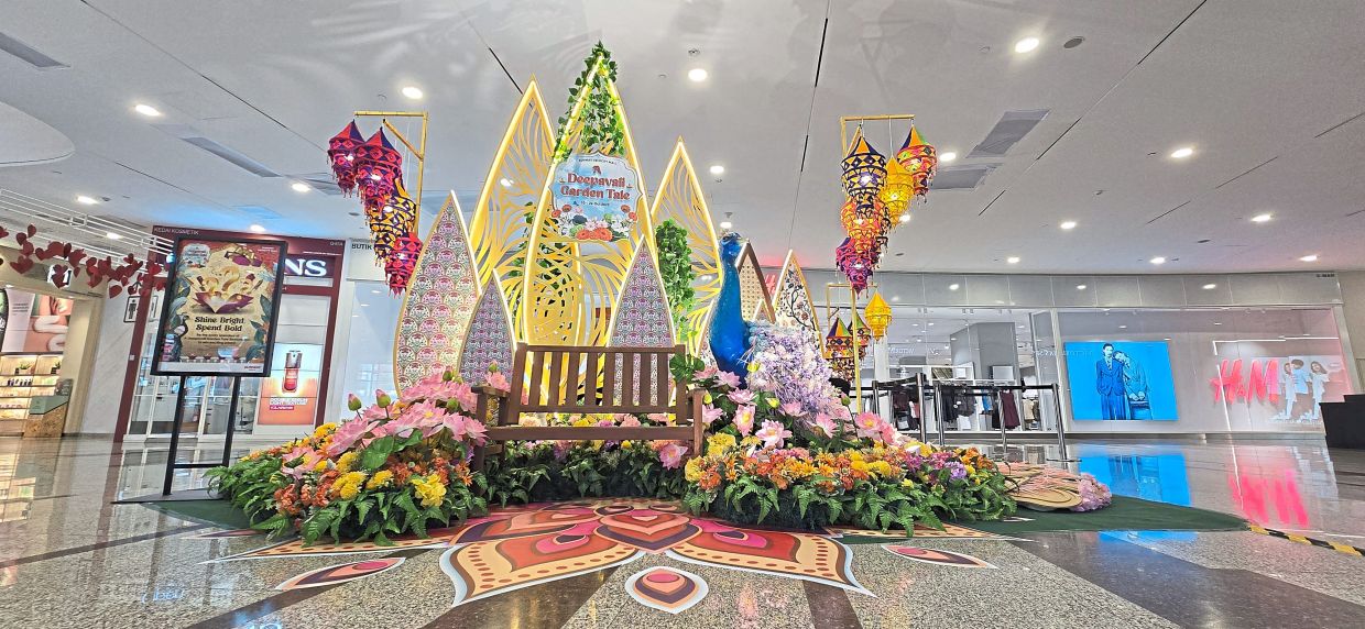 Sunway Pyramid, Sunway Velocity and Sunway 163 Mall, sharing the same theme of ‘A Deepavali Garden Tale’ are transformed into floral wonderlands featuring majestic peacocks as centrepieces for the festive season.