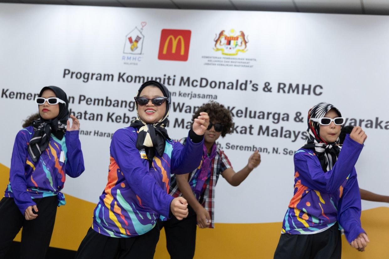 A dance performance by the children from Taman Sinar Harapan Tuanku Ampuan Najihah.