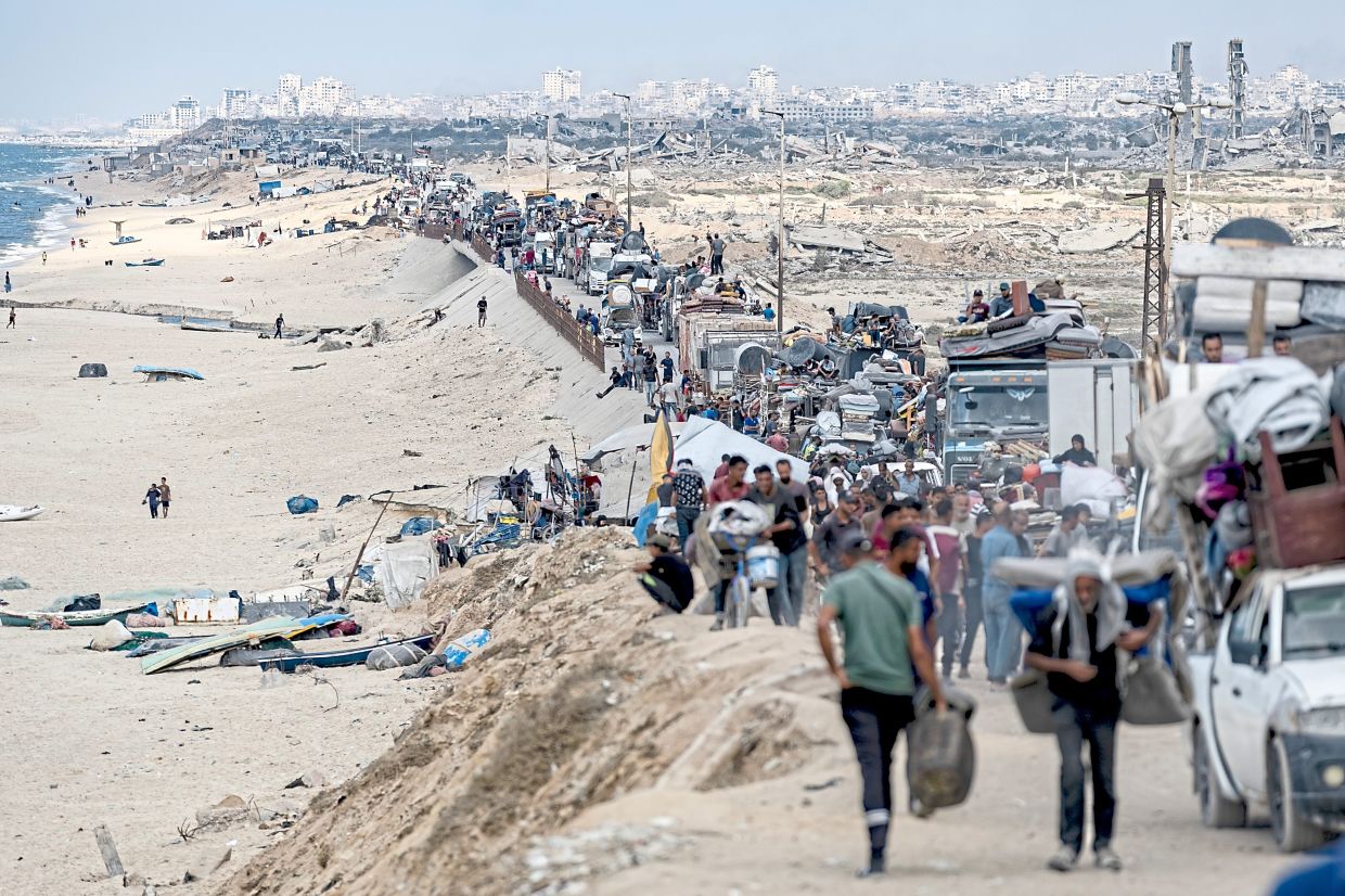 Palestinians fleeing south from Gaza City on Sept 24, 2025, before the Gaza ceasefire took effect. — Saher Alghorra/The New York Times