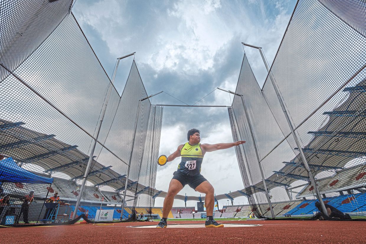 A discus athlete in action during the Borneo Games 2025.