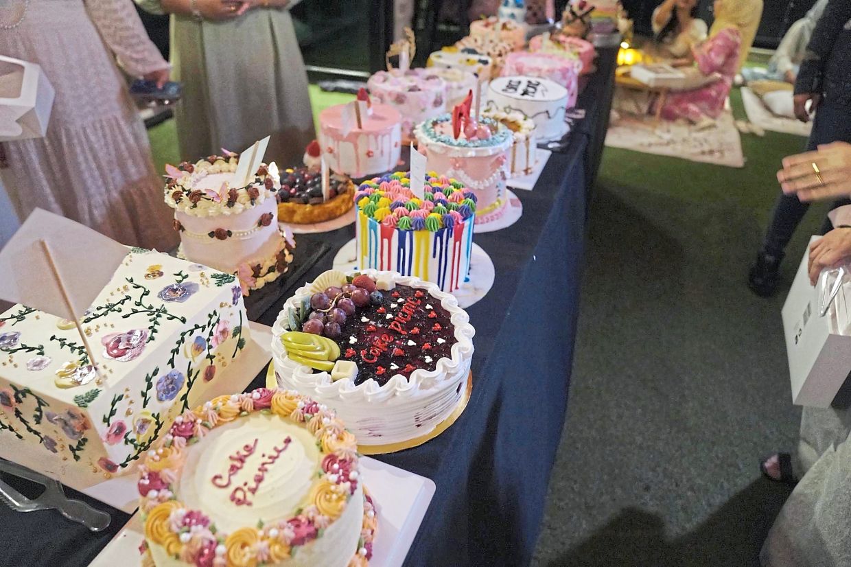 The cake picnic featured everything from modern burnt cheesecakes and Korean-style cakes to classic and decorative ones inspired by floral and vintage themes.