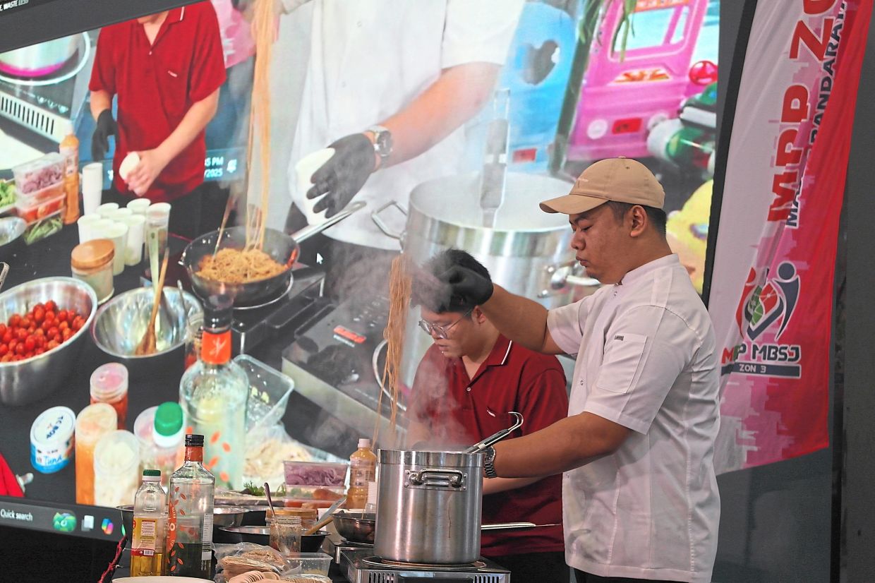 Fazly’s cooking demonstration was one of informative activities during the campaign to educate the public about food waste.