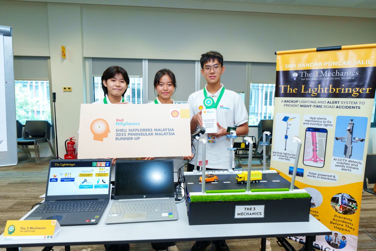 The 3 Mechanics, comprising Yap Zen Ferng, Teo Xin Le, and Phoon Sze San – impressed judges with The Lightbringer, an innovative safety system designed to illuminate and protect dark, high-risk roads.