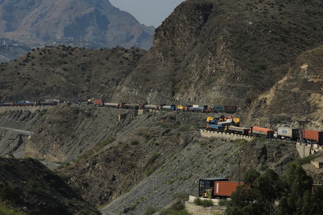 Trucks loaded with supplies park along a road leading to the Torkham border, after Pakistan closed border crossings with Afghanistan, following exchanges of fire between the two nations' forces, in Torkham, Pakistan, October 15, 2025. - Photo: Reuters