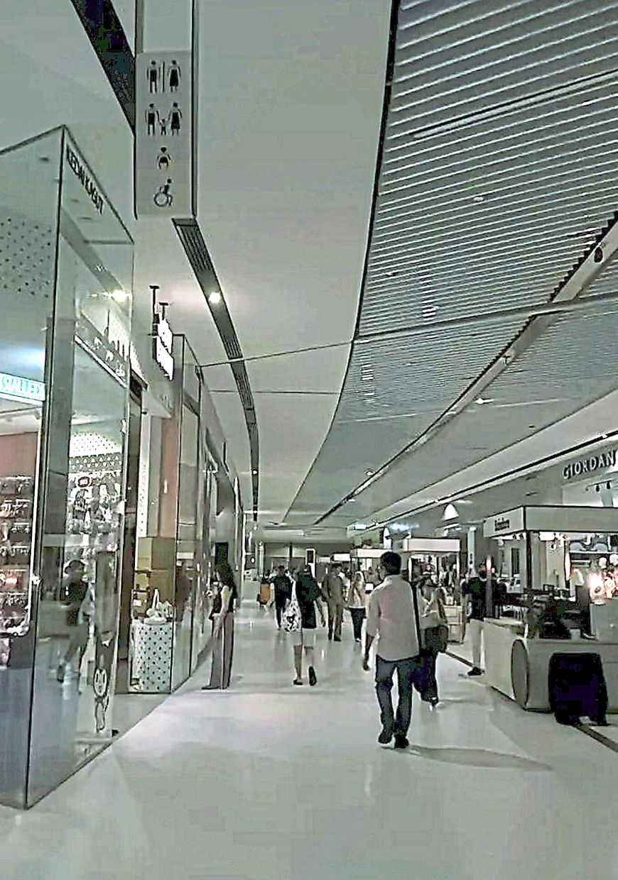 Traffic lights malfunctioned while shopping malls (right) went dark. 