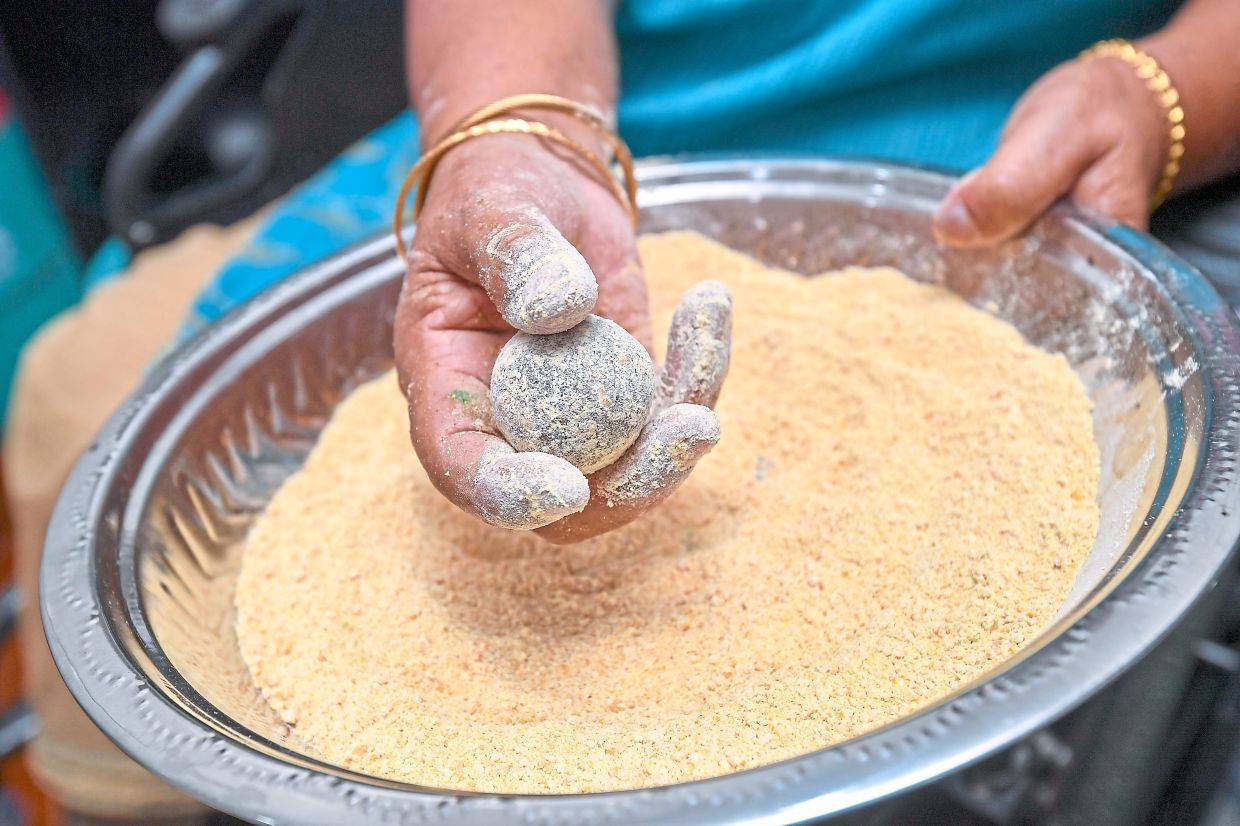 Kallu urundai, or ‘stone ball’, is known for its tough texture once the jaggery hardens.