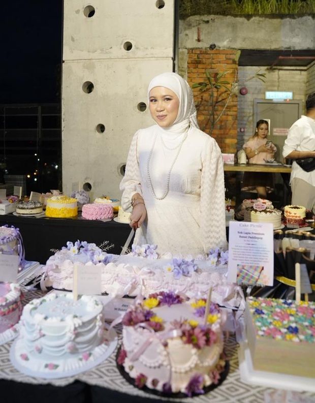 Noor Rehan at the cake-cutting ceremony.