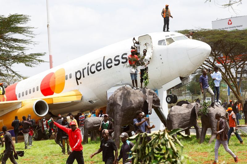 Mourners storm Kenyan airport to receive Odinga&#039;s body