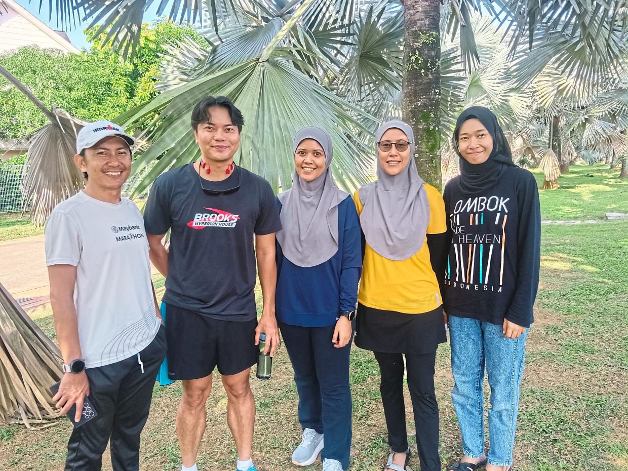 Aizat (second from left) with part of his merry band of parkrun volunteers – (from left) race director Muhammad Shukri Zulkepli, Nur Fairuz Basri, Aainaa Khalis and Hurratun Khalis.
