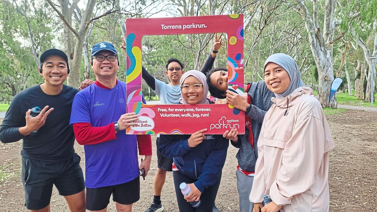 (From right) Siti Aisyah and Ahmad, with running group members (from left) Jusuf Ariz Wahyuono, Darius Budi, Gamma Rizaldy and Devita Olyviana Putri at Torrens parkrun. The club uses parkruns to keep their community close-knit. — Courtesy photo