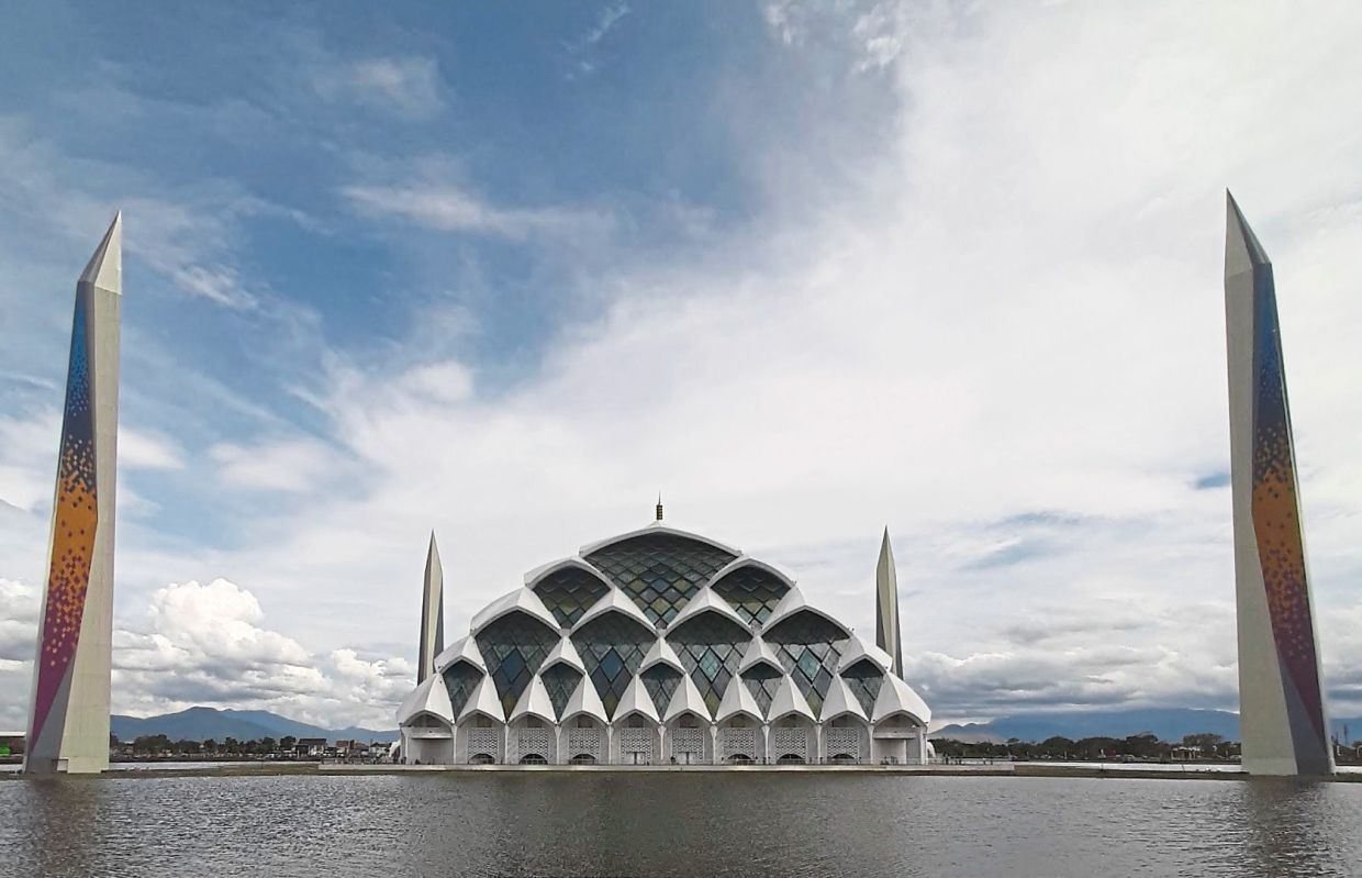 Al Jabbar Grand Mosque in Bandung, Indonesia is an architectural beauty.