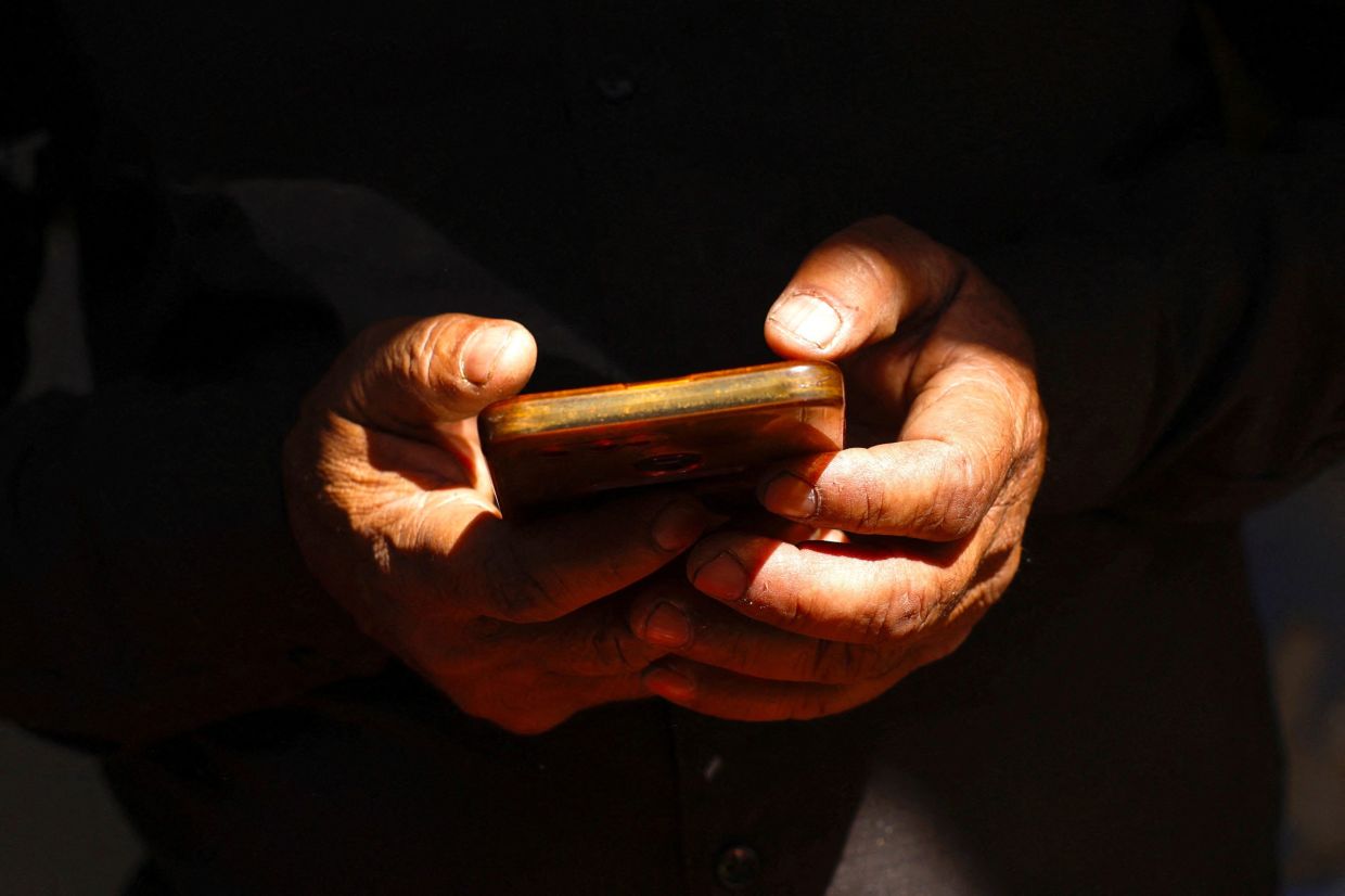 Education Ministry to review guidelines on smartphone use, supports social media age limit