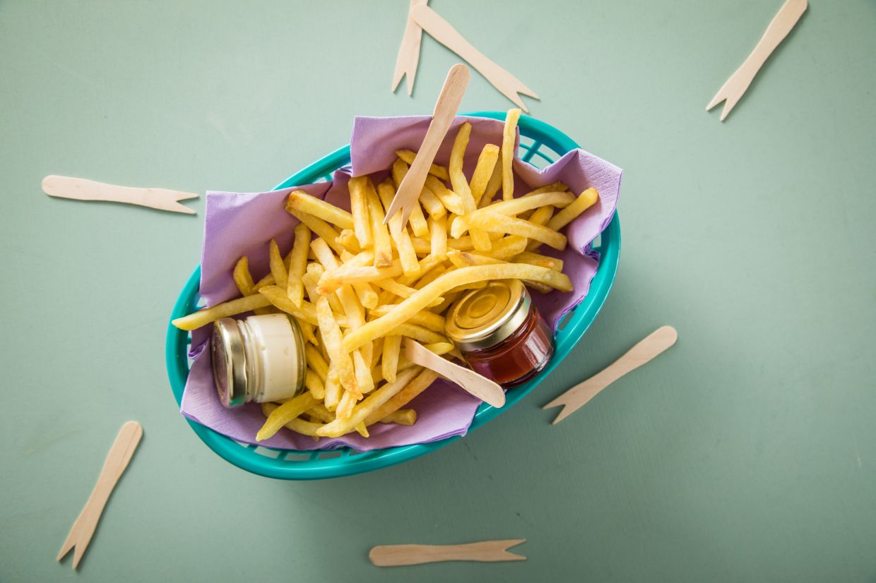 Chips served with ketchup and mayonnaise. — Photo: Christin Klose/dpa