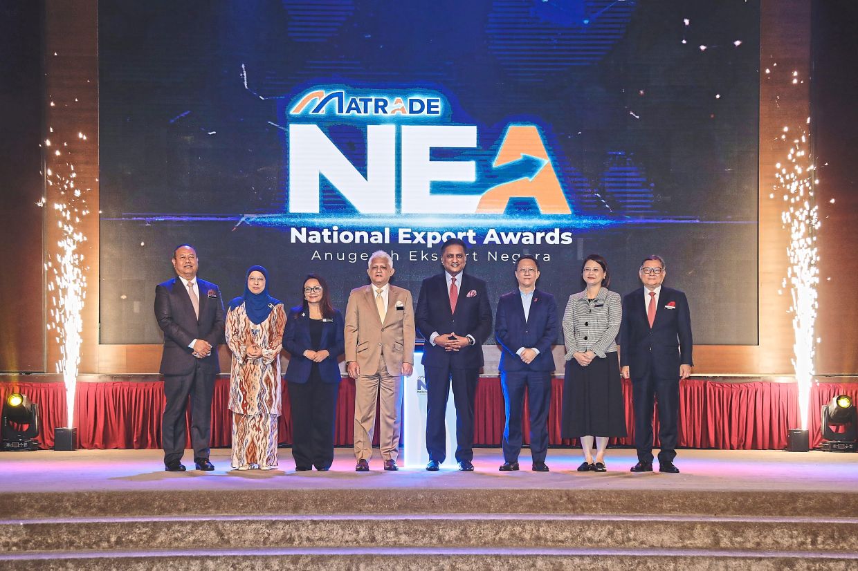 Powering global trade through excellence 1 3576668